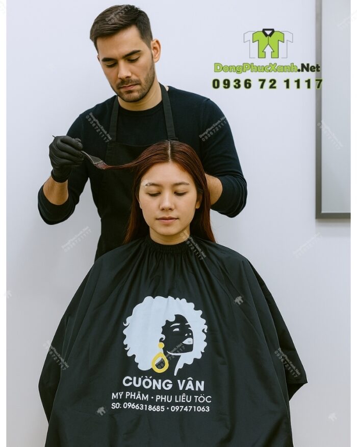 Áo choàng cắt tóc màu đen cho salon, tiệm tóc, in logo Cường Vân.