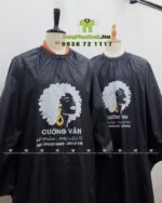Áo choàng cắt tóc màu đen cho salon, tiệm tóc, in logo Cường Vân.