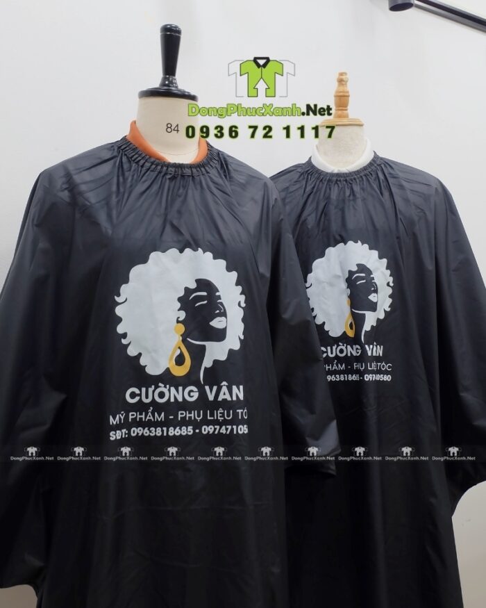 Áo choàng cắt tóc màu đen cho salon, tiệm tóc, in logo Cường Vân.