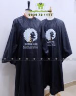Áo choàng cắt tóc màu đen cho salon, tiệm tóc, in logo Cường Vân.