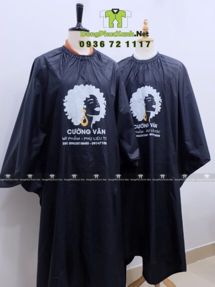 Áo choàng cắt tóc màu đen cho salon, tiệm tóc, in logo Cường Vân.