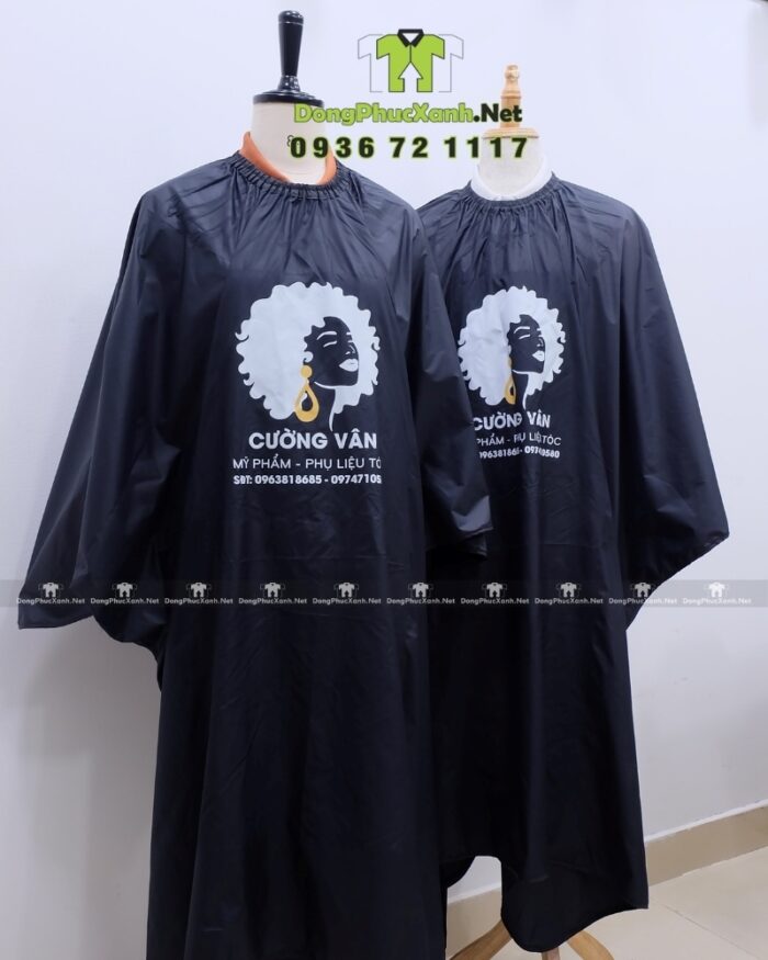 Áo choàng cắt tóc màu đen cho salon, tiệm tóc, in logo Cường Vân.