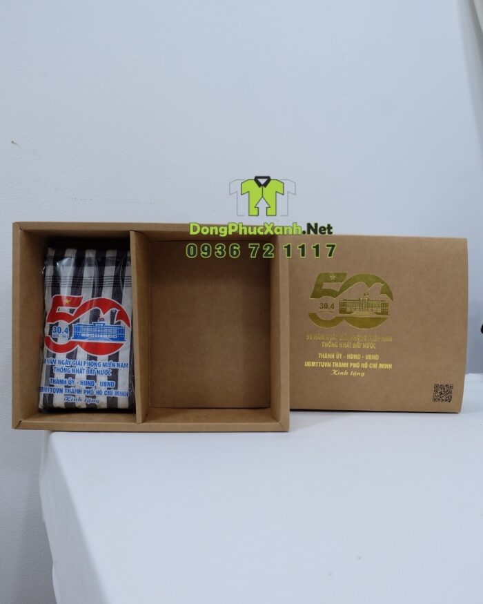 Khăn rằn thời trang dành cho mọi người, in logo Kỷ Niệm 50 năm Thống Nhất Đất Nước.