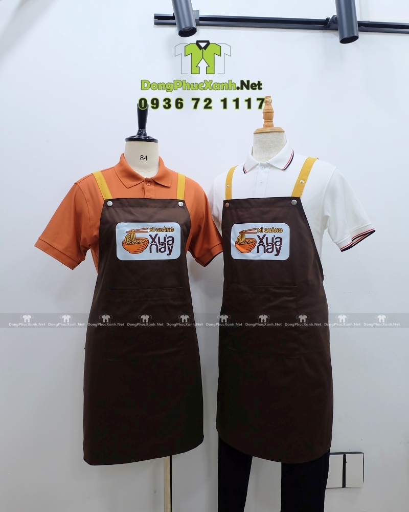 Tạp dề đồng phục nhân viên quán ăn in logo Mì Quảng Xưa Nay. (2) Tạp dề đồng phục nhân viên quán ăn thiết kế chữ H, in logo Mì Quảng Xưa Nay.
