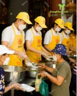 Tạp dề đồng phục dành cho các bếp nấu ăn màu vàng nổi bật, in logo Tường Nguyên và Vesak 2025.