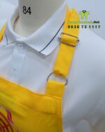 Tạp dề đồng phục dành cho các bếp nấu ăn màu vàng nổi bật, in logo Tường Nguyên và Vesak 2025.