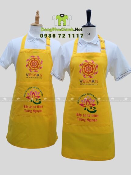 Tạp dề đồng phục dành cho các bếp nấu ăn màu vàng nổi bật, in logo Tường Nguyên và Vesak 2025.