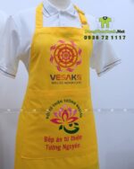 Tạp dề đồng phục dành cho các bếp nấu ăn màu vàng nổi bật, in logo Tường Nguyên và Vesak 2025.
