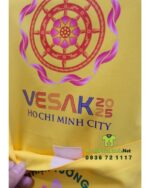 Tạp dề đồng phục dành cho các bếp nấu ăn màu vàng nổi bật, in logo Tường Nguyên và Vesak 2025.