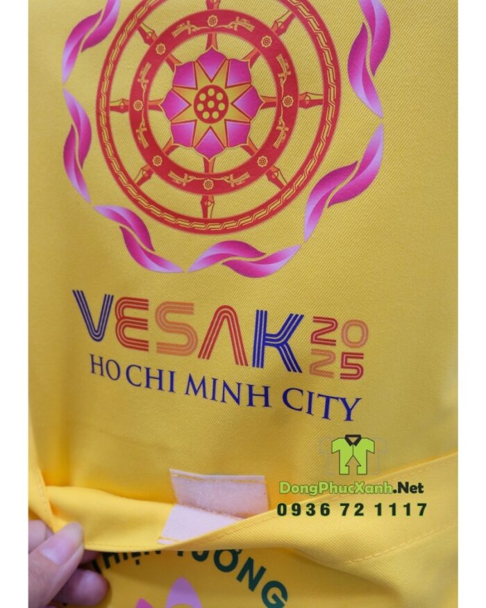 Tạp dề đồng phục dành cho các bếp nấu ăn màu vàng nổi bật, in logo Tường Nguyên và Vesak 2025.