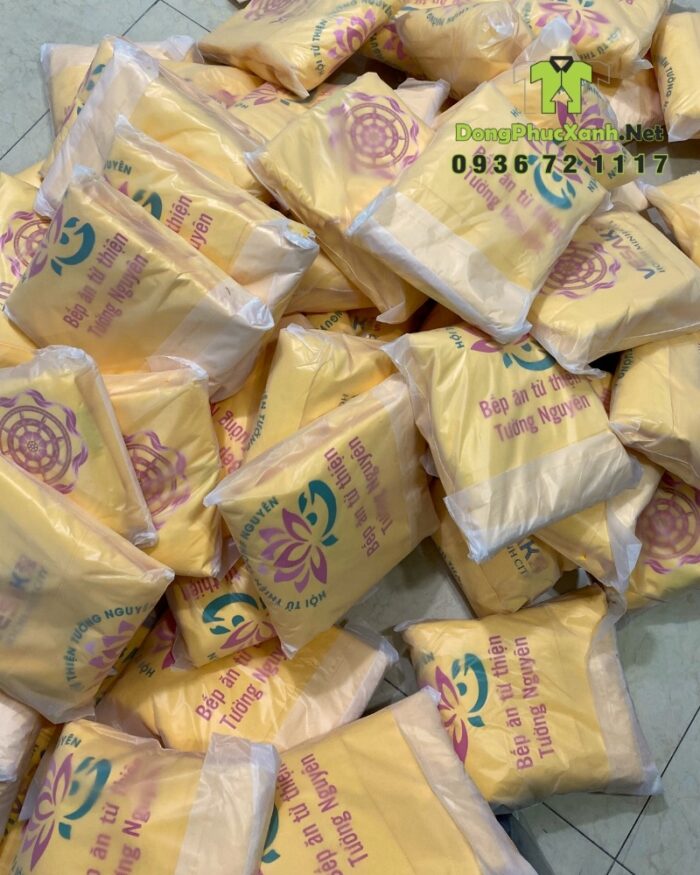Tạp dề đồng phục dành cho các bếp nấu ăn màu vàng nổi bật, in logo Tường Nguyên và Vesak 2025.