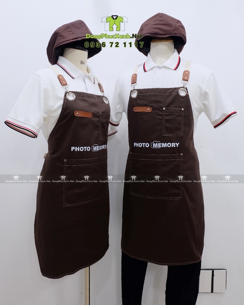 Tạp dề dài dây chéo lưng cho nhân viên cửa hàng PHOTO MEMORY(1) Tạp dề nâu dài thiết kế dây đeo chéo lưng in logo dành cho nhận viên cửa hàng chụp ảnh PHOTO MEMORY