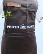 Tạp dề nâu dài thiết kế dây đeo chéo lưng in logo dành cho nhận viên cửa hàng chụp ảnh PHOTO MEMORY