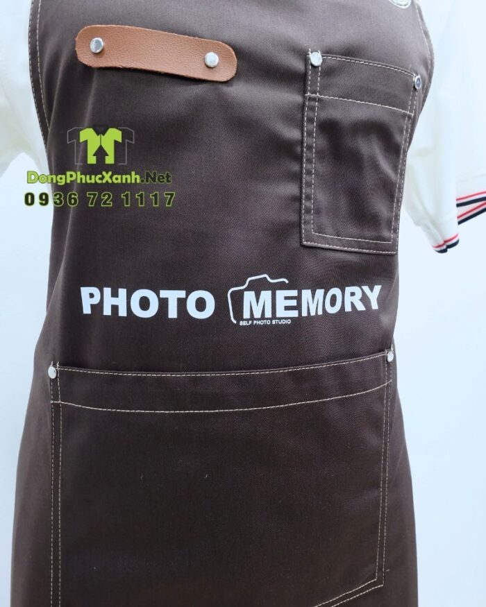 Tạp dề nâu dài thiết kế dây đeo chéo lưng in logo dành cho nhận viên cửa hàng chụp ảnh PHOTO MEMORY