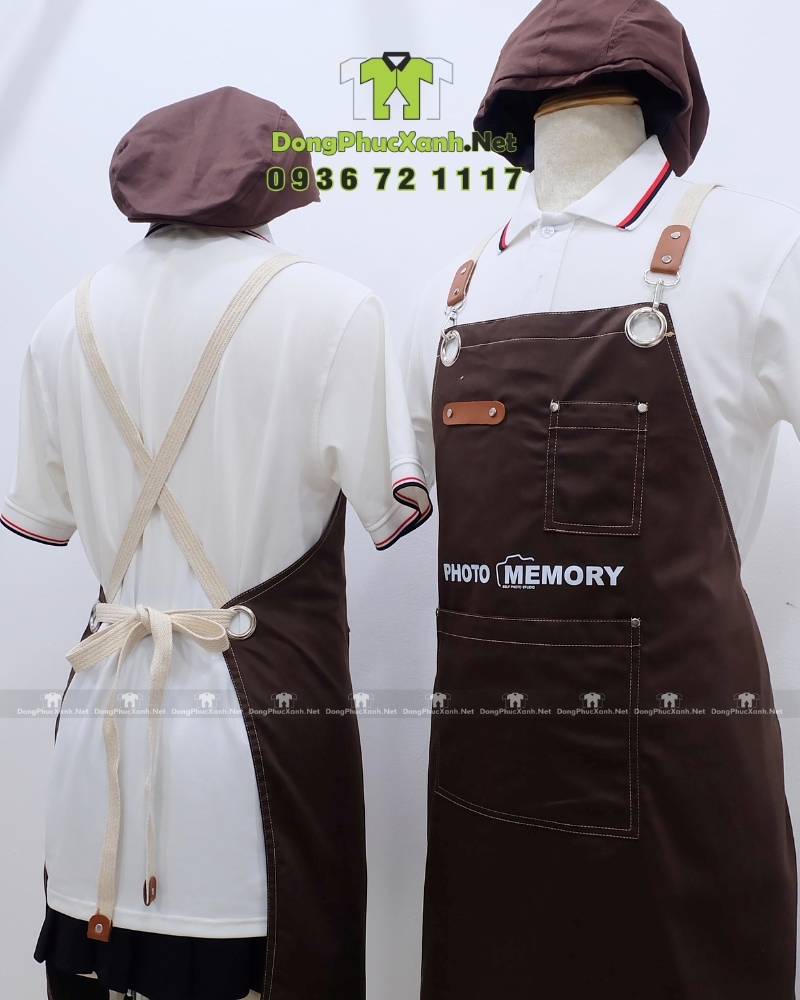 Tạp dề dài dây chéo lưng cho nhân viên cửa hàng PHOTO MEMORY(6) Tạp dề nâu dài thiết kế dây đeo chéo lưng in logo dành cho nhận viên cửa hàng chụp ảnh PHOTO MEMORY