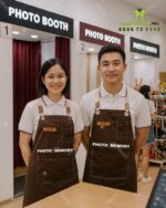 Tạp dề nâu dài thiết kế dây đeo chéo lưng in logo dành cho nhận viên cửa hàng chụp ảnh PHOTO MEMORY