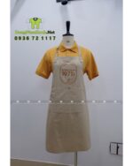Tạp dề đồng phục nhân viên tiệm bánh màu be cổ điển, in logo Xưởng Bánh 1971’s.