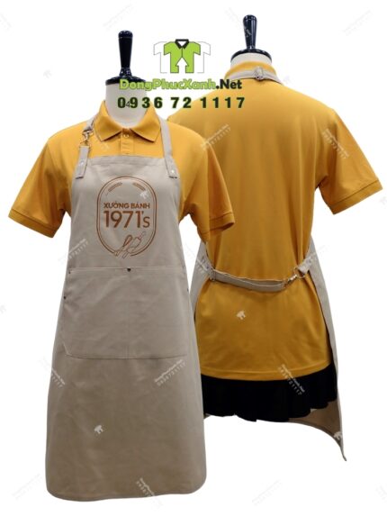 Tạp dề đồng phục nhân viên tiệm bánh màu be cổ điển, in logo Xưởng Bánh 1971’s.