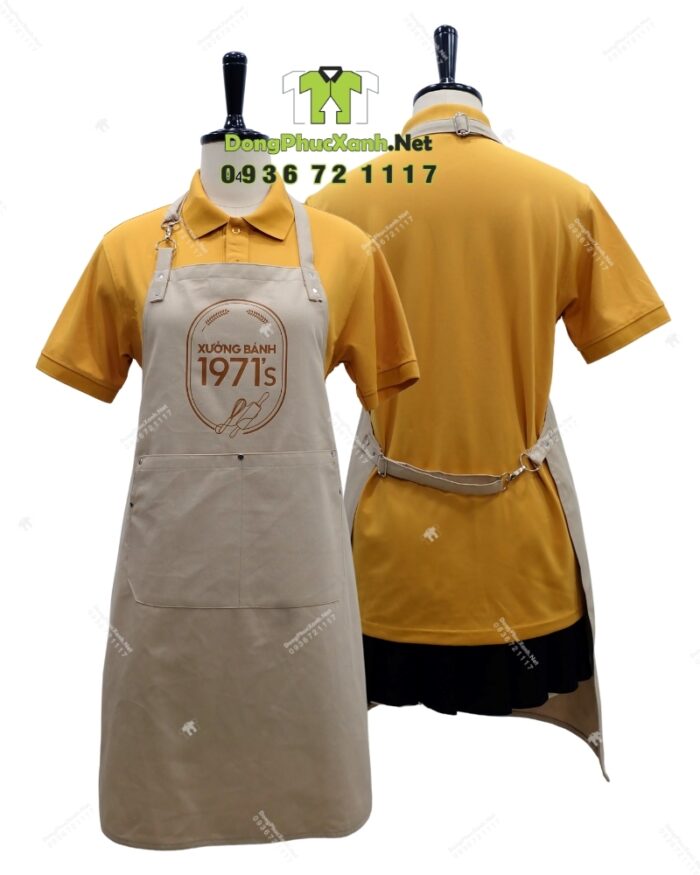 Tạp dề đồng phục nhân viên tiệm bánh màu be cổ điển, in logo Xưởng Bánh 1971’s.