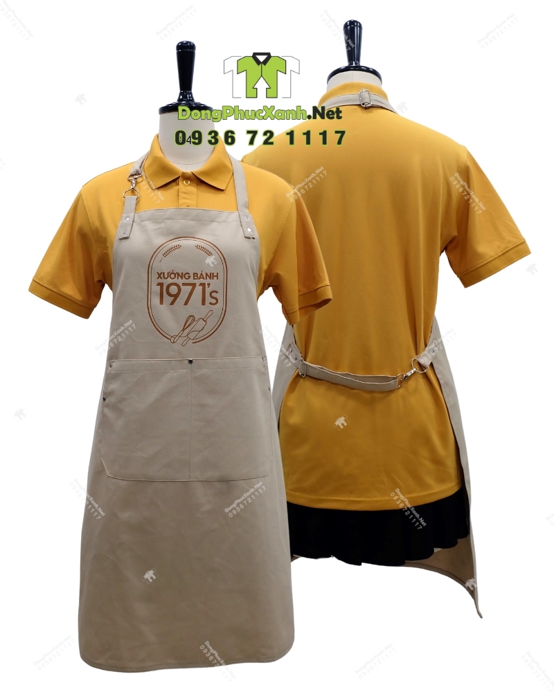 Tạp dề đồng phục nhân viên tiệm bánh in logo Xưởng Bánh 1971’s.'s (6) Tạp dề đồng phục nhân viên tiệm bánh màu be cổ điển, in logo Xưởng Bánh 1971’s.