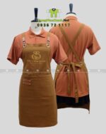 Tạp dề đồng phục màu nâu vàng mộc mạc dành cho nhân viên quán cà phê, in logo Brew & Bánh Mì Cafe.