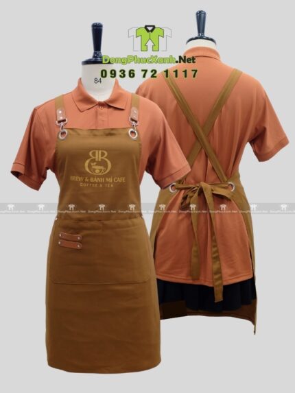 Tạp dề đồng phục màu nâu vàng mộc mạc dành cho nhân viên quán cà phê, in logo Brew & Bánh Mì Cafe.