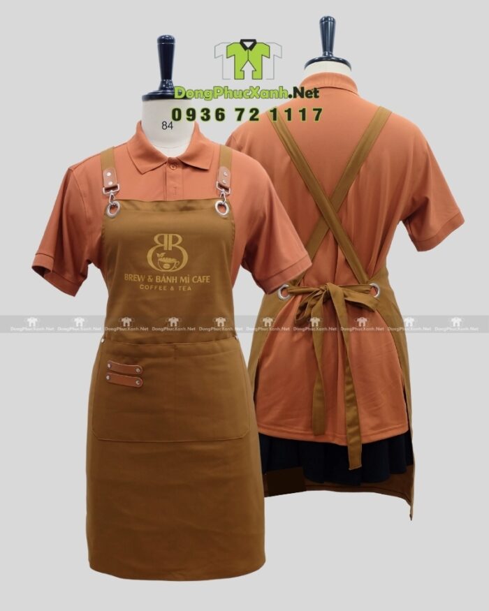 Tạp dề đồng phục màu nâu vàng mộc mạc dành cho nhân viên quán cà phê, in logo Brew & Bánh Mì Cafe.