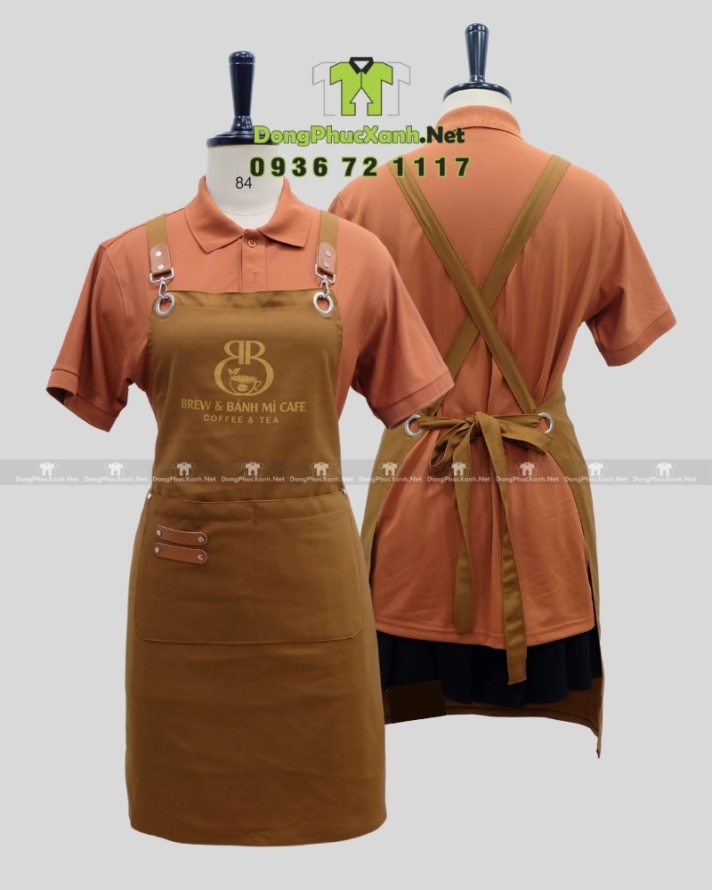 Tạp dề đồng phục dành cho nhân viên quán cà phê in logo Brew & Bánh Mì Cafe.&_banh_mi_thiet_ke_nau_vang_sang_trong (2) Tạp dề đồng phục màu nâu vàng mộc mạc dành cho nhân viên quán cà phê, in logo Brew & Bánh Mì Cafe.
