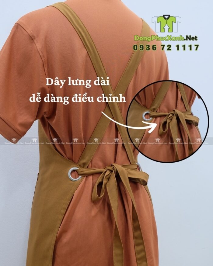 Tạp dề đồng phục màu nâu vàng mộc mạc dành cho nhân viên quán cà phê, in logo Brew & Bánh Mì Cafe.