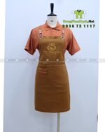 Tạp dề đồng phục màu nâu vàng mộc mạc dành cho nhân viên quán cà phê, in logo Brew & Bánh Mì Cafe.