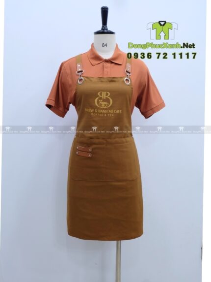 Tạp dề đồng phục màu nâu vàng mộc mạc dành cho nhân viên quán cà phê, in logo Brew & Bánh Mì Cafe.