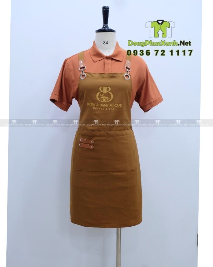 Tạp dề đồng phục màu nâu vàng mộc mạc dành cho nhân viên quán cà phê, in logo Brew & Bánh Mì Cafe.
