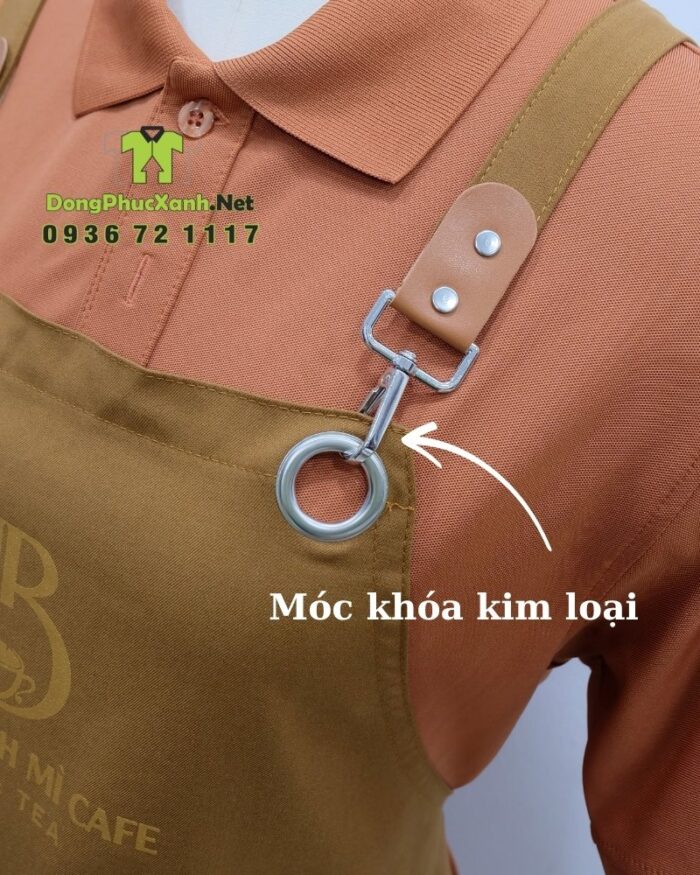 Tạp dề đồng phục màu nâu vàng mộc mạc dành cho nhân viên quán cà phê, in logo Brew & Bánh Mì Cafe.