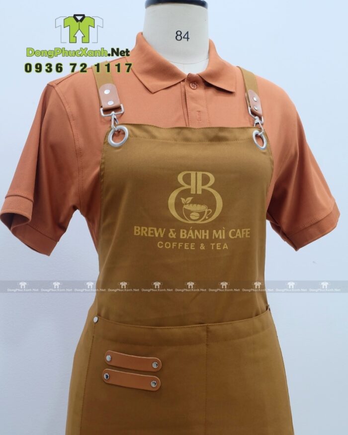 Tạp dề đồng phục màu nâu vàng mộc mạc dành cho nhân viên quán cà phê, in logo Brew & Bánh Mì Cafe.