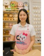 Tạp dề đồng phục nhân viên bán hàng màu hồng dễ thương, in logo Ruby Store.