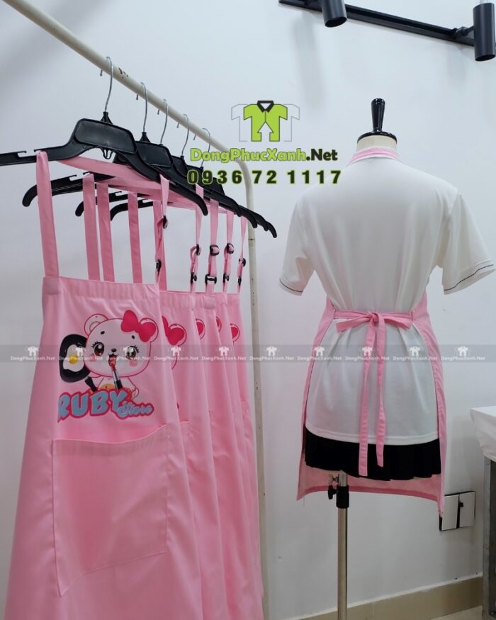 Tạp dề đồng phục nhân viên bán hàng màu hồng dễ thương, in logo Ruby Store.