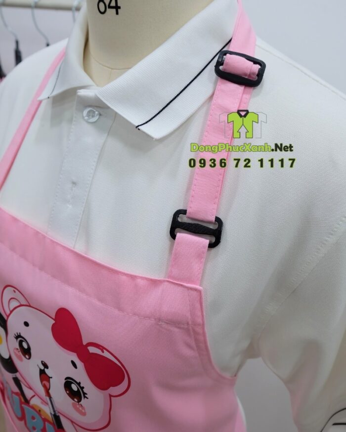 Tạp dề đồng phục nhân viên bán hàng màu hồng dễ thương, in logo Ruby Store.