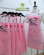 Tạp dề đồng phục nhân viên bán hàng màu hồng dễ thương, in logo Ruby Store.