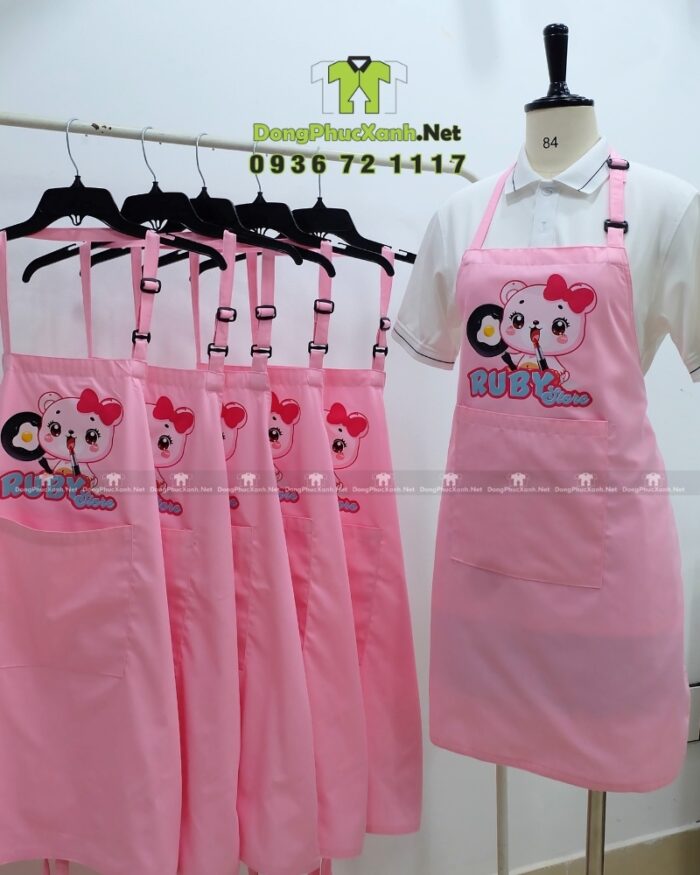 Tạp dề đồng phục nhân viên bán hàng màu hồng dễ thương, in logo Ruby Store.