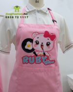 Tạp dề đồng phục nhân viên bán hàng màu hồng dễ thương, in logo Ruby Store.