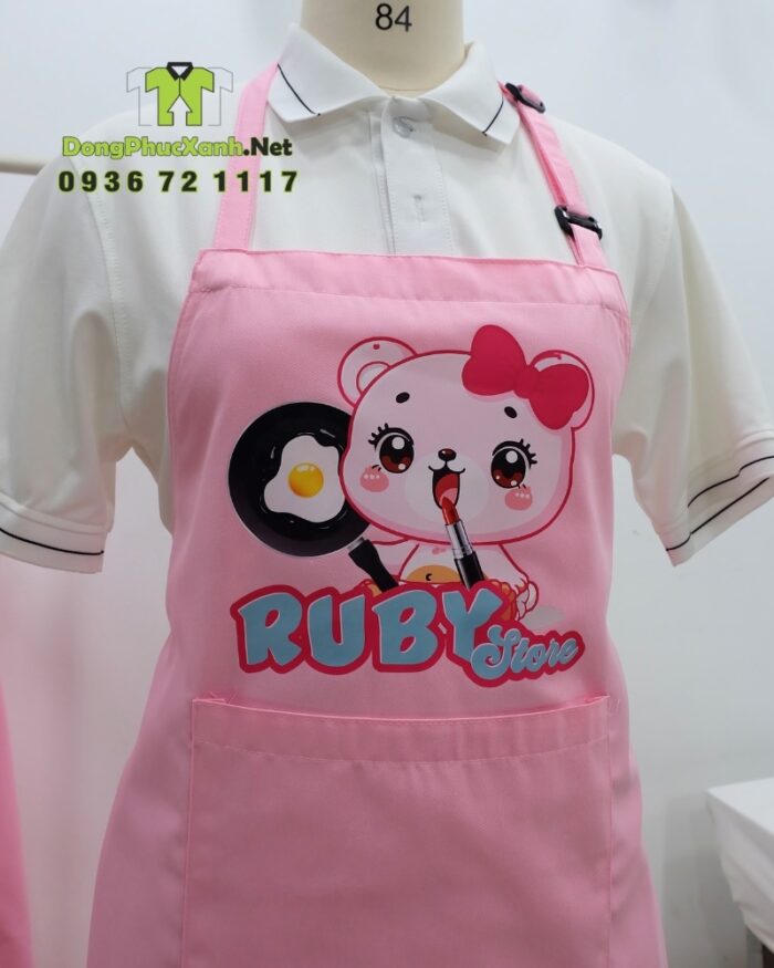 Tạp dề đồng phục nhân viên bán hàng màu hồng dễ thương, in logo Ruby Store.