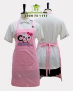 Tạp dề đồng phục nhân viên bán hàng màu hồng dễ thương, in logo Ruby Store.