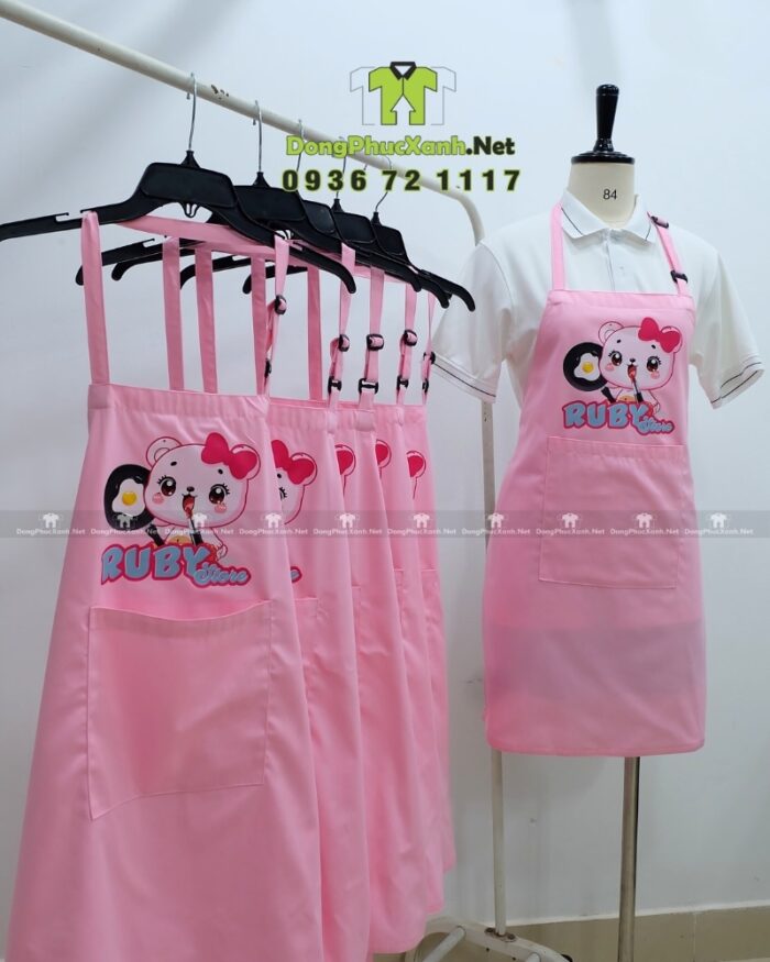 Tạp dề đồng phục nhân viên bán hàng màu hồng dễ thương, in logo Ruby Store.