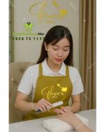 Tạp dề nail màu nâu đẹp dành cho nhân viên, thêu logo Flowers Nail.
