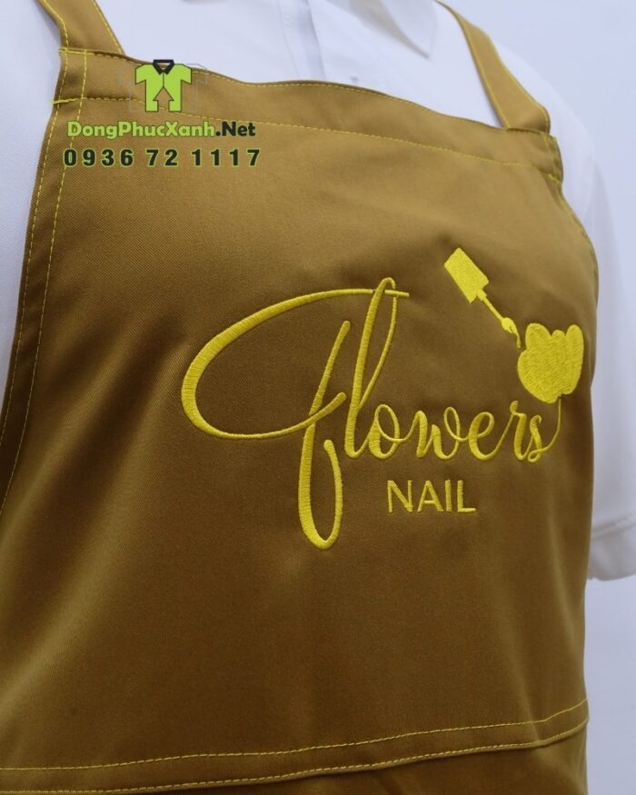 Tạp dề nail màu nâu đẹp dành cho nhân viên, thêu logo Flowers Nail.