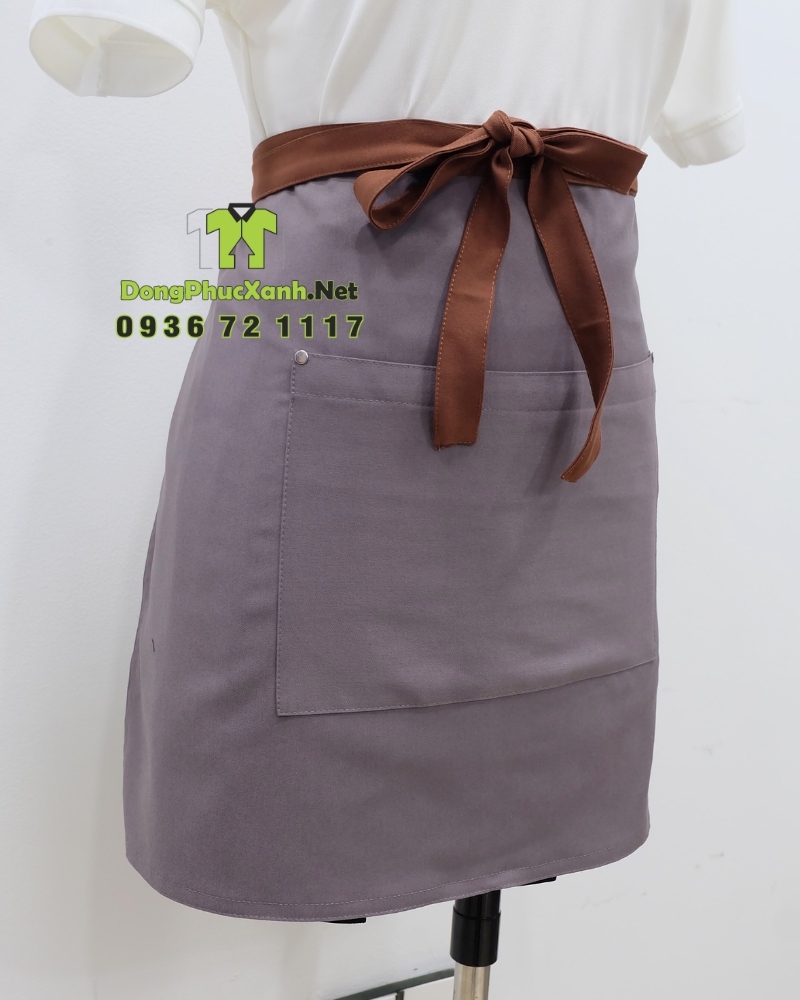 Tạp dề ngắn nhân viên phục vụ nhà hàng in logo thương hiệu theo yêu cầu.(7) Tạp dề ngắn nhân viên phục vụ nhà hàng thiết kế sang trọng, in logo thương hiệu theo yêu cầu.