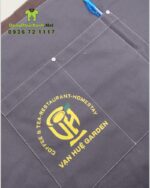 Tạp dề ngắn đồng phục màu xám dành cho nhân viên, in logo Vạn Huệ Garden.