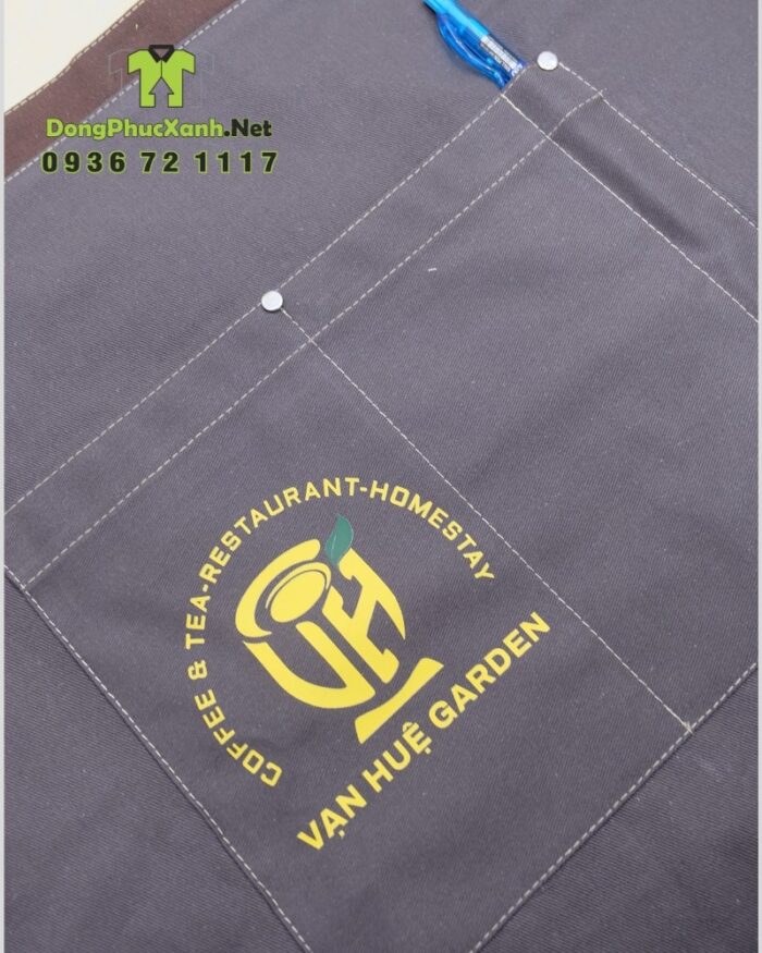 Tạp dề ngắn đồng phục màu xám dành cho nhân viên, in logo Vạn Huệ Garden.