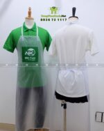 Tạp dề PVC trong suốt in logo ABC Food dùng trong ngành thực phẩm.