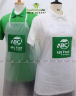 Tạp dề PVC trong suốt in logo ABC Food dùng trong ngành thực phẩm.